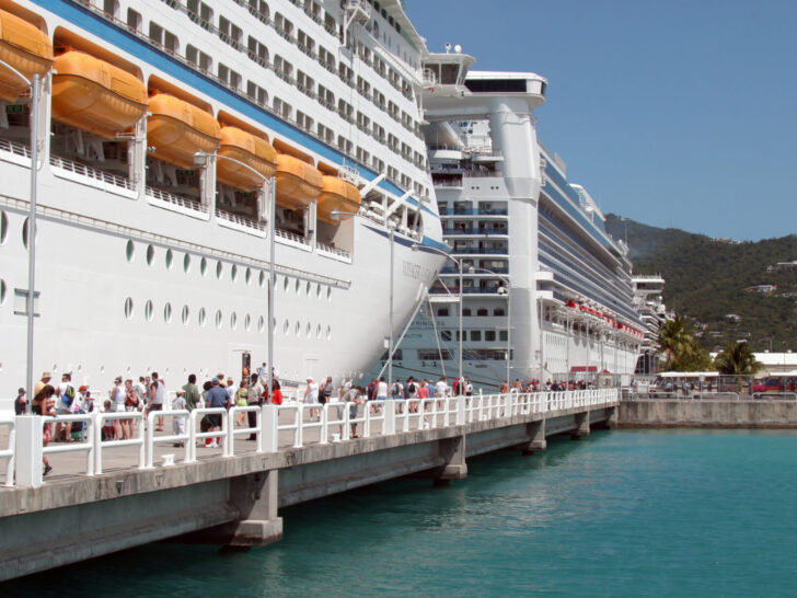 Photo of cruise passengers disembarking at St. Thomas cruise port