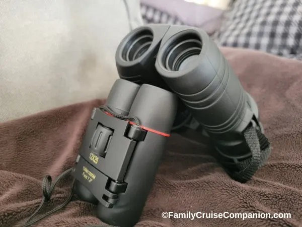 Photo of the POLDR pocket binoculars standing next to the Compact Occer 12 x 25 binoculars.