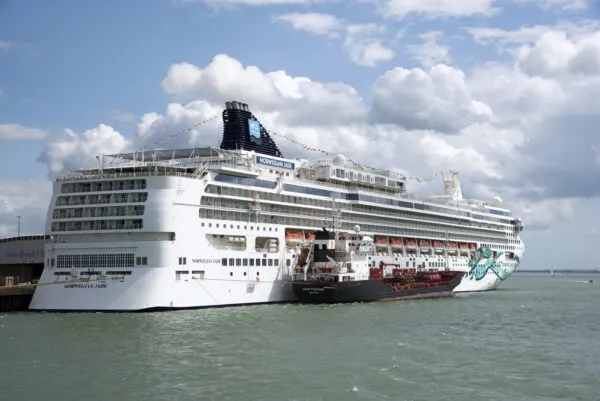 How do cruise ships get fresh water | photo of Norwegian Jade with a bunkering vessel